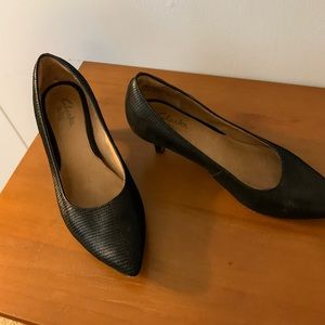 Low heel black shoes